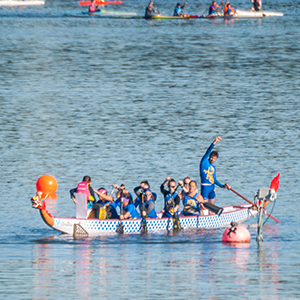 una canoa con 10 personas en cada una en una competición